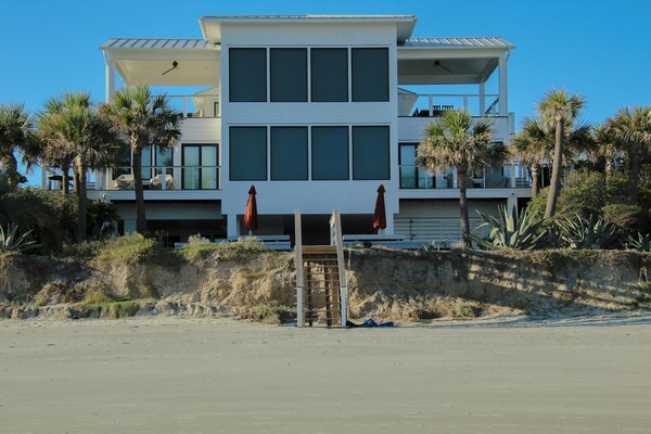 Quelles croisières offrent des expéditions pour observer les manchots royaux en Antarctique?