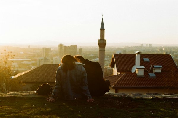 Quels hébergements en Bretagne proposent des séjours avec des ateliers de cuisine et des randonnées en bord de mer?